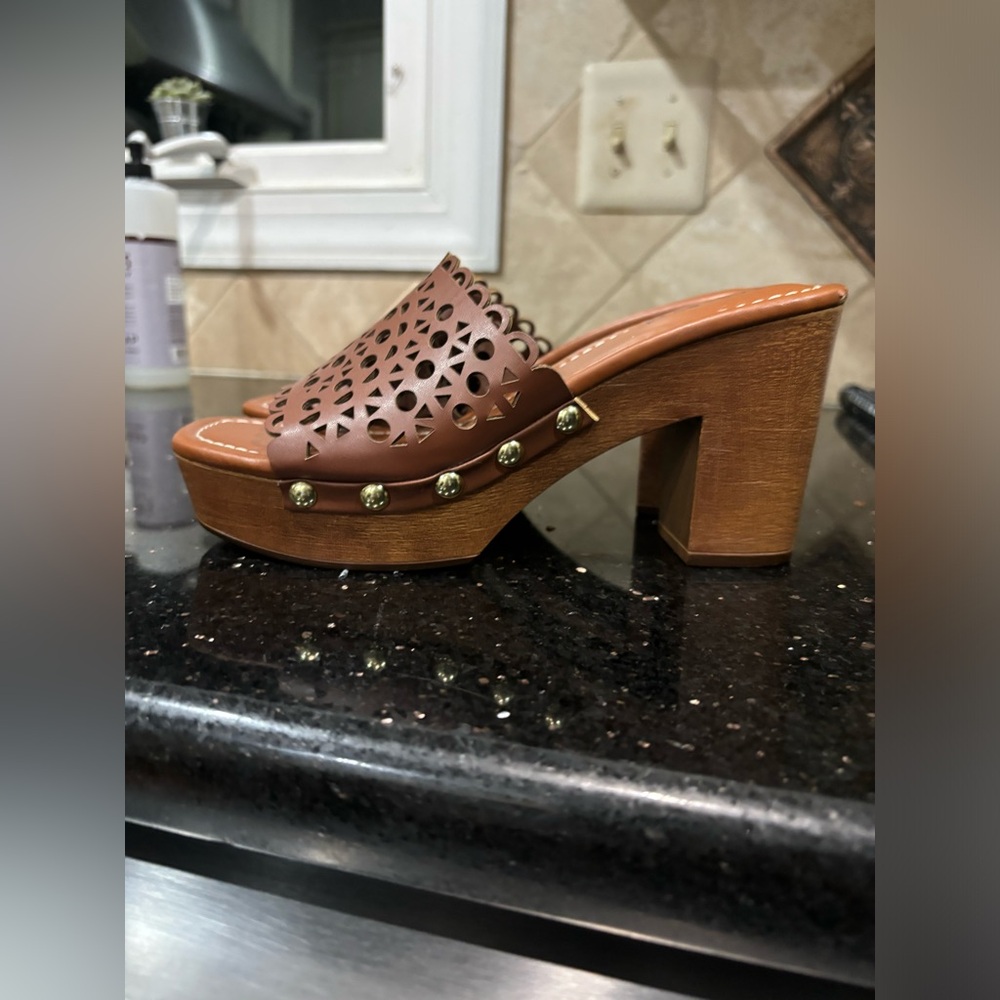 Size 6 brown platform clog sandals by Indigo Rd.
